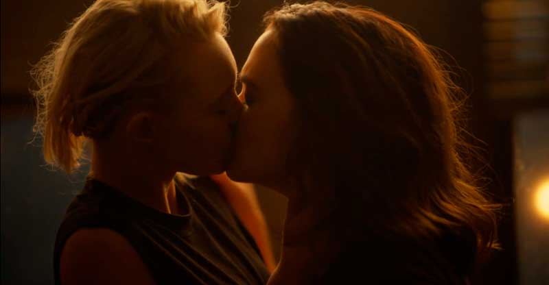 Raelle y Scylla besándose