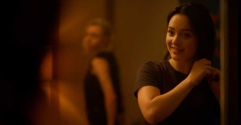 Scylla y Raelle mirándose en el espejo