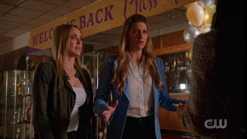 Ava y Sara sorprendidas en Legends of Tomorrow