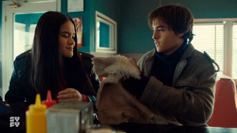 Rachel ligando en Wynonna Earp