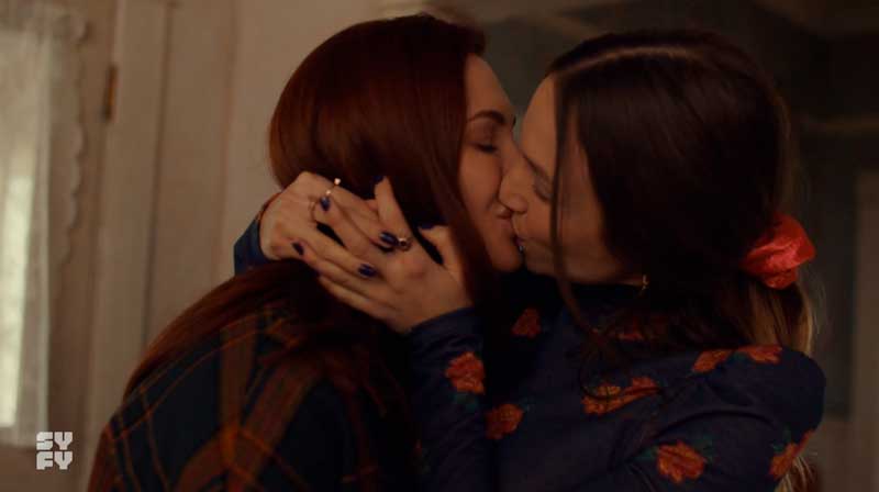 Waverly y Nicole besándose