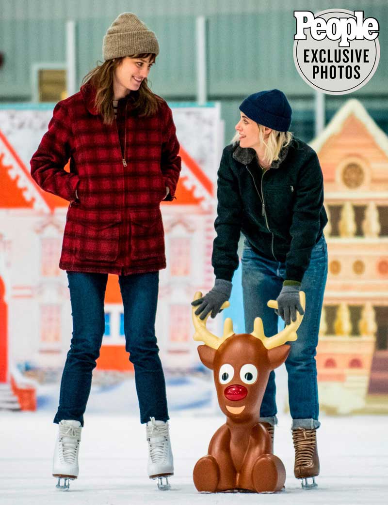 Kirsten Stewart y Mackenzie Davis  patinando en Happiest Season
