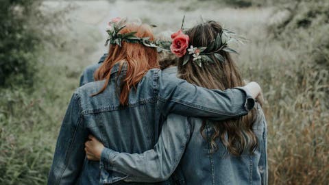 pareja l&eacute;sbica corona de flores