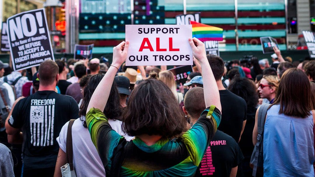 Biden revoca el veto de Trump a las personas transgénero en el Ejército