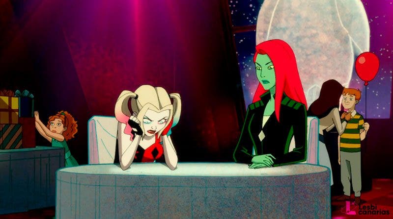 Poison Ivy y Harley Quinn sentadas en la mesa