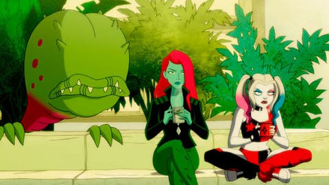 Poison Ivy y Harley Quinn viendo televisi&oacute;n