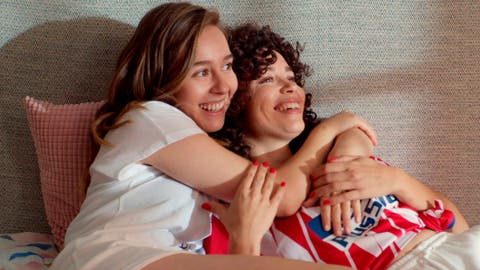 Luisita y Amelia abrazadas en la cama