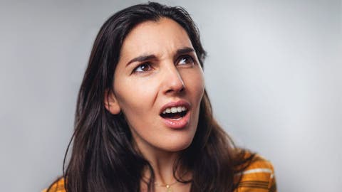 Mujer con cara de asco