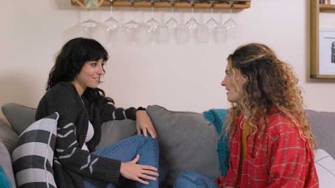 Pareja l&eacute;sbica mir&aacute;ndose