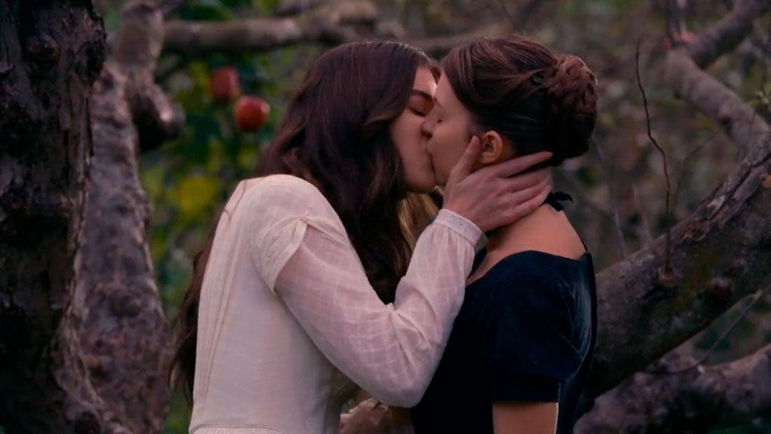 Emily y Sue la pareja lésbica de Dickinson besándose