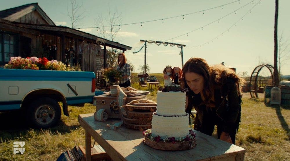 Wynonna examinando el pastel