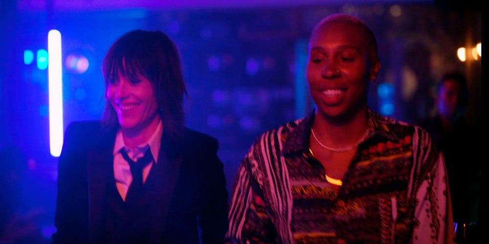 Shane y Eddie caminando en el bar