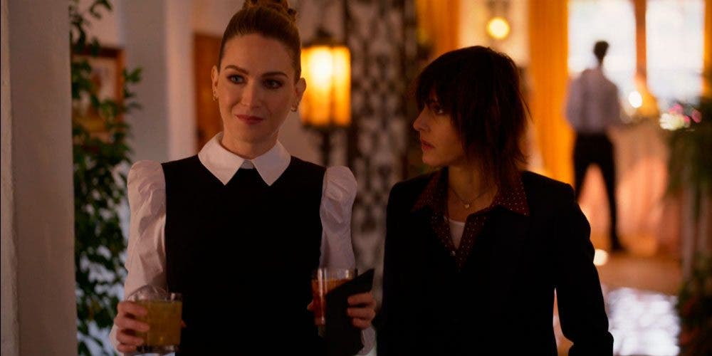 Tess y Shane platicando en la boda