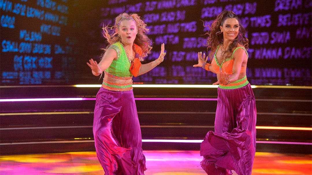 Jojo Siwa hace historia bailando con otra chica en Dancing With the Stars
