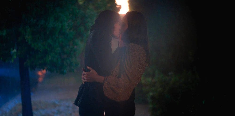 Tess y Shane besándose bajo la lluvia