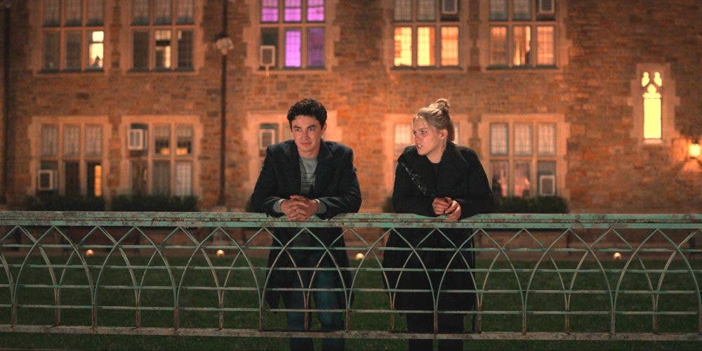 Leighton hablando con su hermano