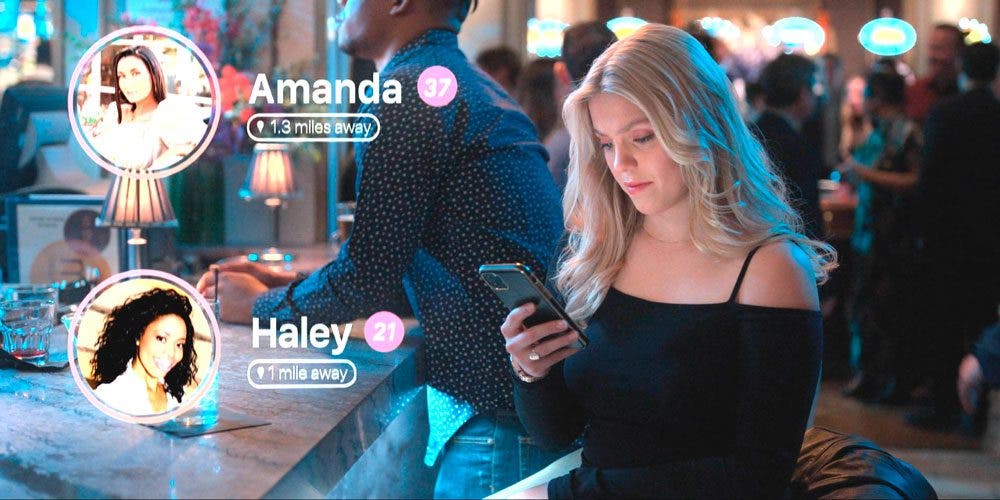 Leighton mirando la app de citas