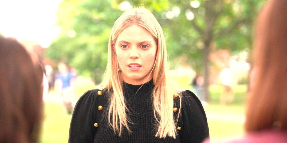 Leighton peleando con sus amigas