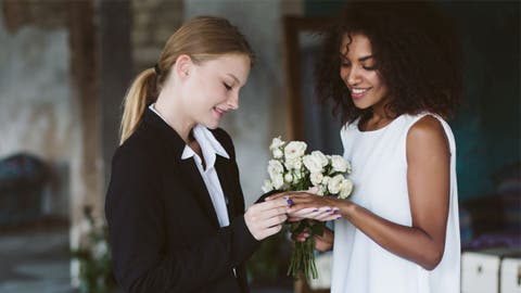 pareja l&eacute;sbica cas&aacute;ndose