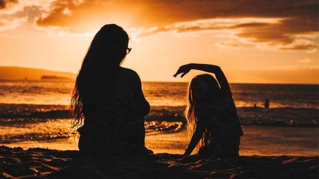 Madre e hija en la playa