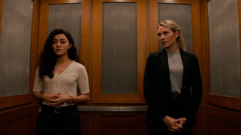 Lucy y Kate en el elevador en NCIS Hawaii