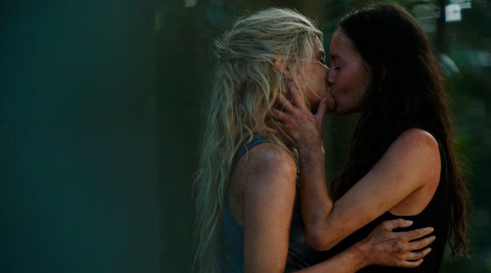 Shelby y Toni besándose