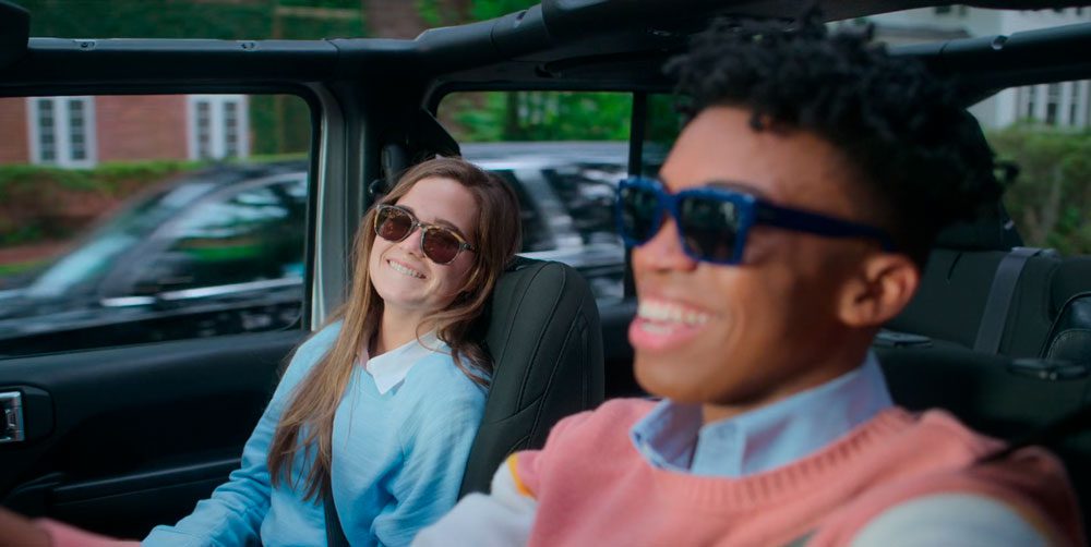 Juliette y Ben cantando en el coche