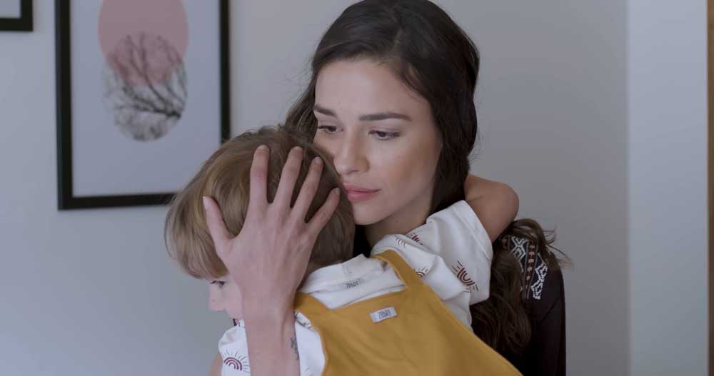 Luiza abrazando a Leo en Stupid Wife