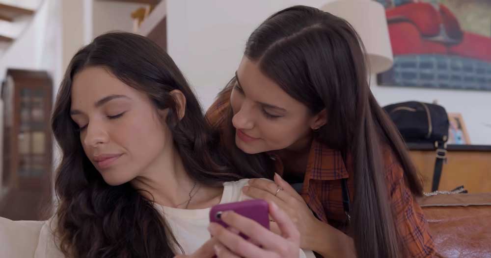 Luiza haciéndole la cobra a Valentina