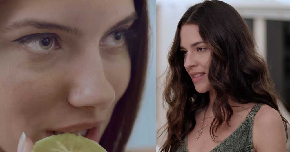 Luiza mirando a Valentina comer limón