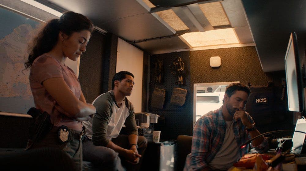 Lucy Kai y Jesse escuchando a Whistler