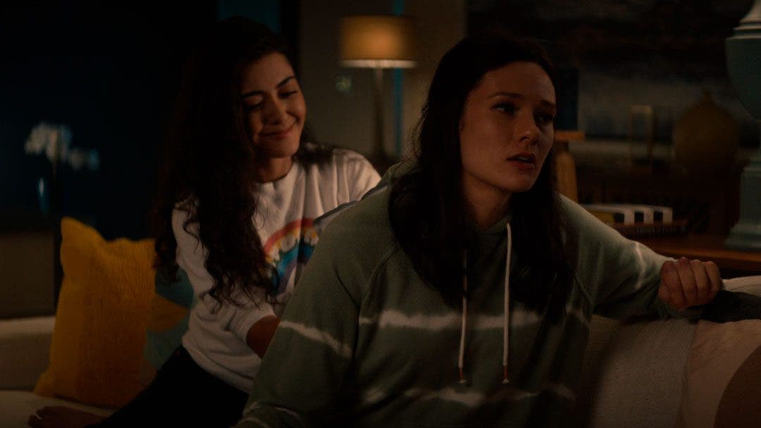 Lucy masajeando a Kate en NCIS HAWAII