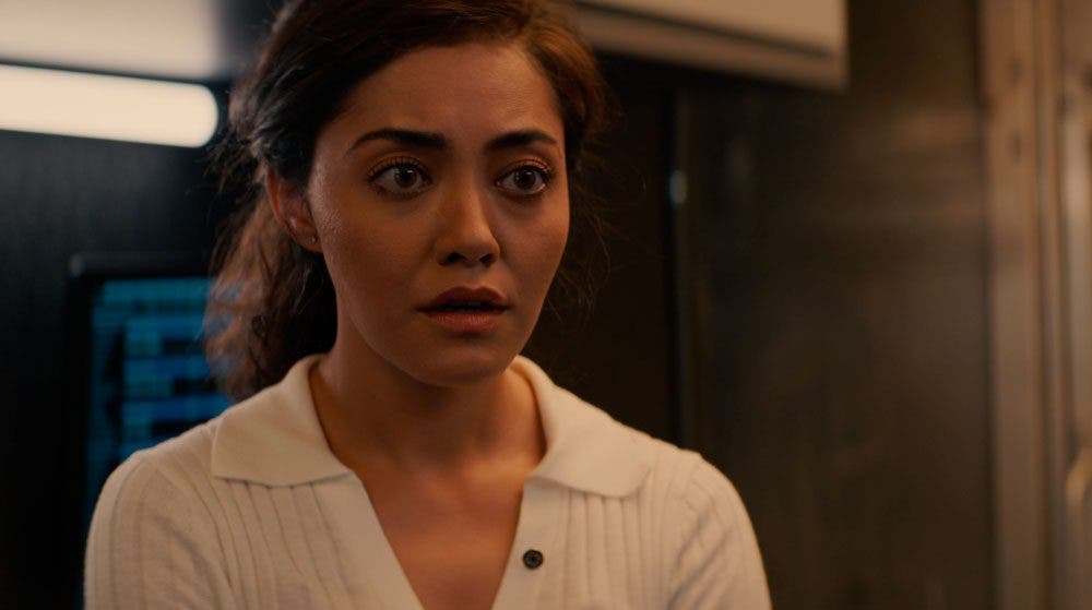 Lucy Tara preocupada