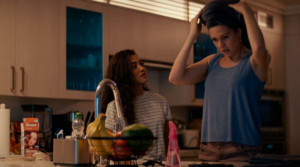 Lucy y Kate trabajando en su departamento