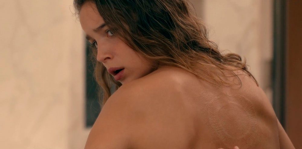 Eva descubriendo su cicatriz