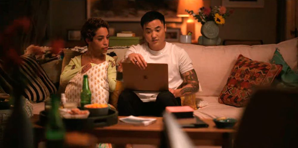 Maribel y Micah mirando el portatil