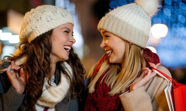 17 películas lésbicas navideñas para disfrutar juntas este invierno