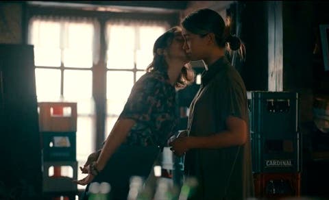 Ava d&aacute;ndole un beso a Beatriz