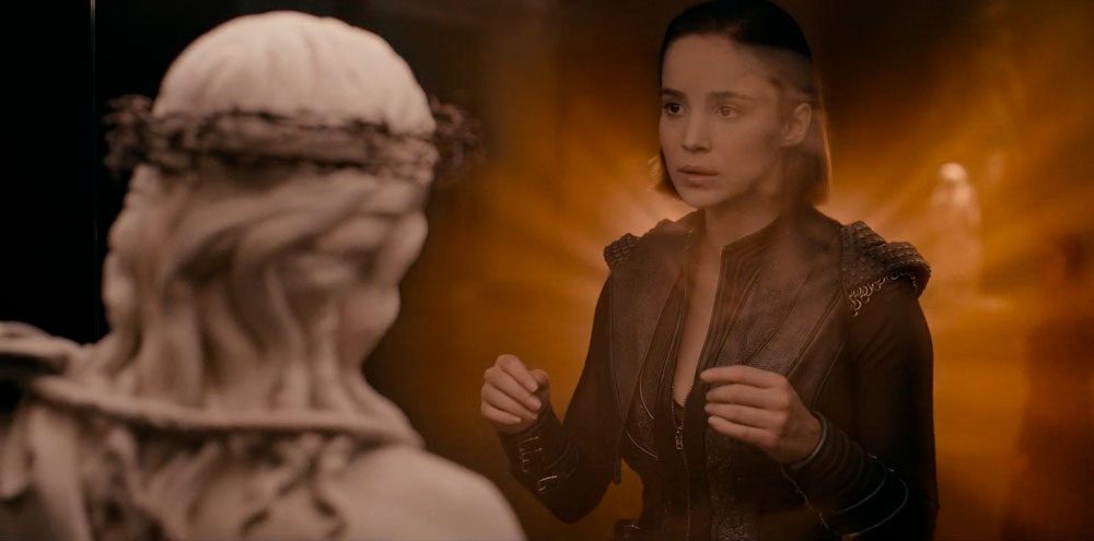 Ava robando la que resulta ser la falsa corona