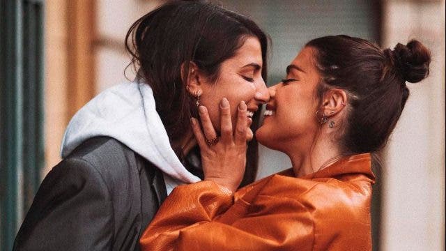 Alba y Dulceida a punto de besarse