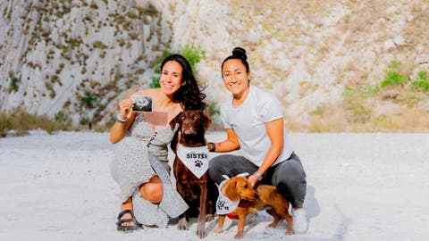 Bianca Sierra y Stephany Mayor con una foto de sus futuros beb&eacute;s