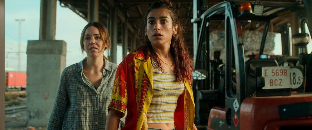 Cata y Desi intentando hu&iacute;r de los rusos