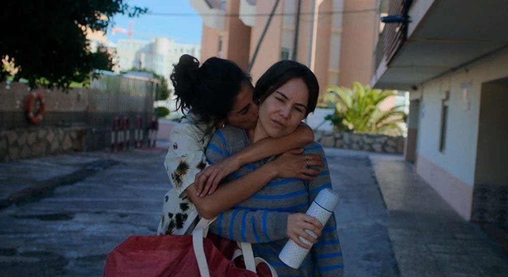 Desi intentando camelarse a Cata