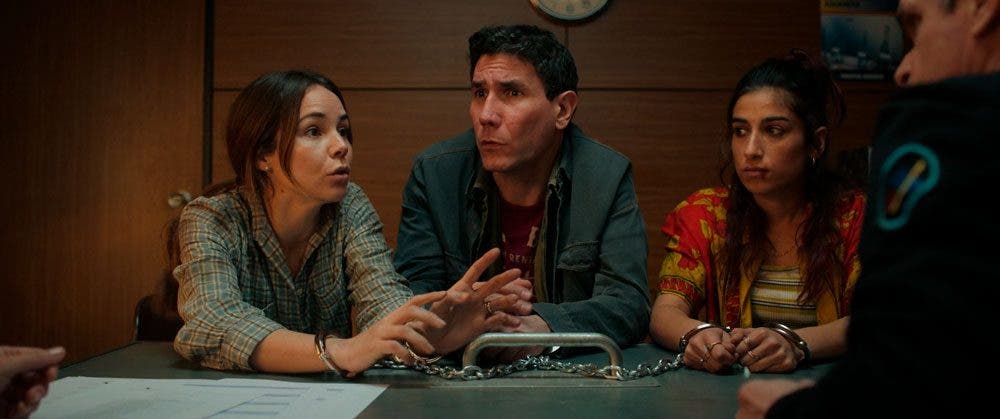 Desi y Cata en la estaci&oacute;n de polic&iacute;a