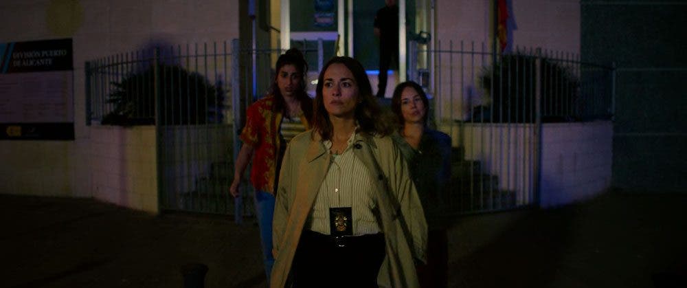 Irene Cata y Desi saliendo de comisar&iacute;a