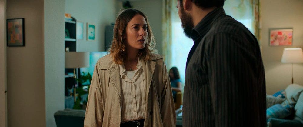 Irene enter&aacute;ndose de que Desi vive con otra