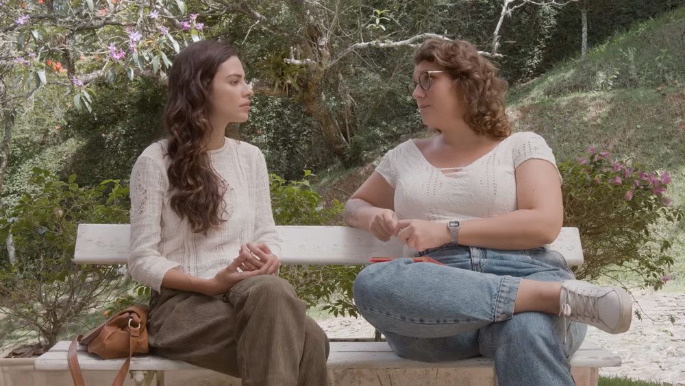 Luiza hablando con su psicóloga