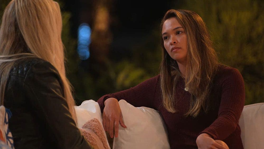 Rae explicándole a Lexi que se siente atraída por Vanessa