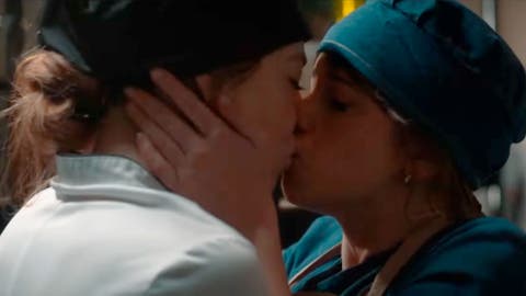 Luz y Ainhoa bes&aacute;ndose en 4 Estrellas