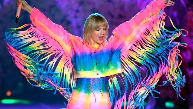 Taylor Swift vestida con los colores del Orgullo LGBTQ